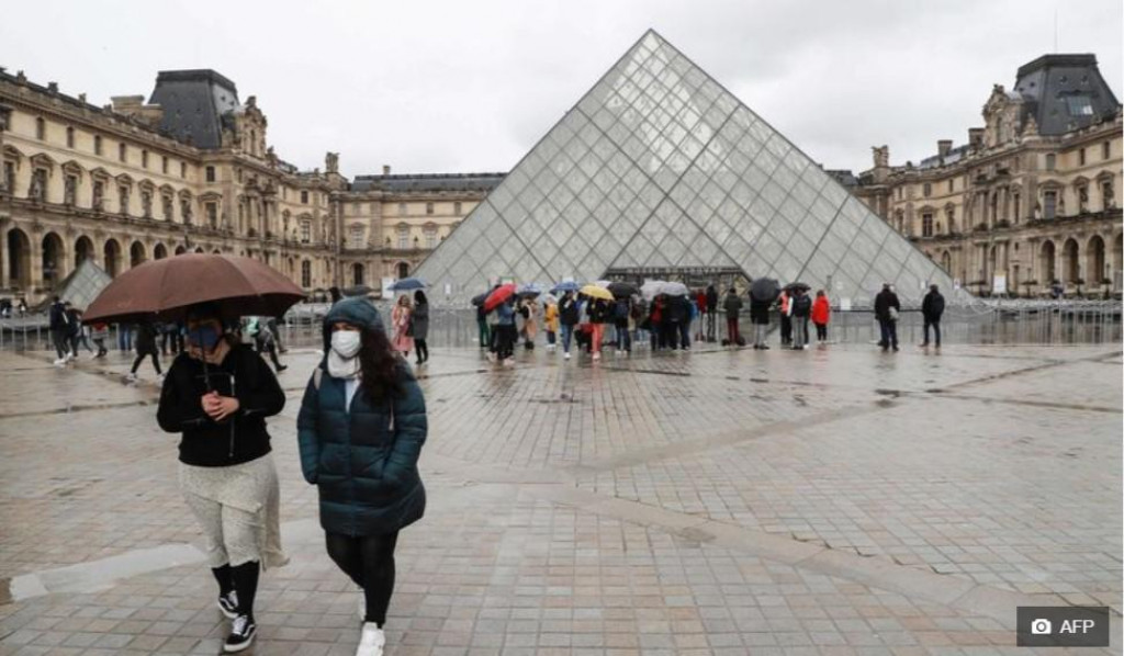Pariški Louvre zatvorio je vrata u nedjelju nakon pritiska zaposlenika u strahu da im neki od posjetitelja, a dnevno ih ima preko 30 tisuća, ne prenese zlokobni virus