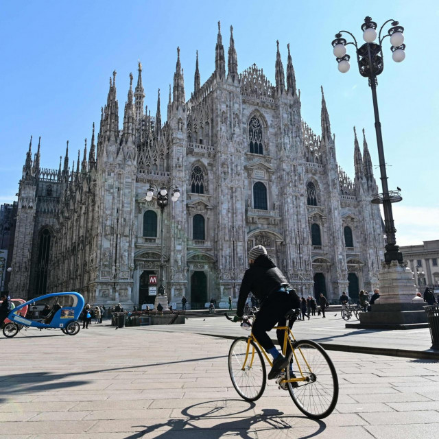 Nestvarno prazan trg pred Milanskom katedralom