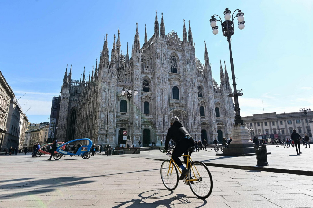 Nestvarno prazan trg pred Milanskom katedralom