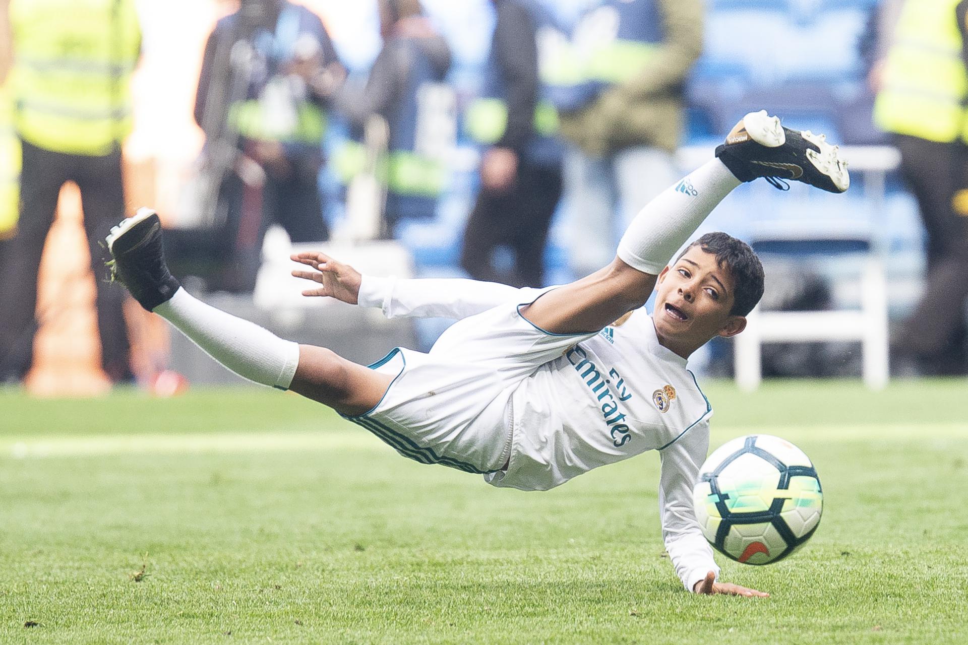 When he play football. Роналду Джуниор. Криштиану Роналду Jr. Криштиану Роналду Джуниор. Криштиану младший футбол.