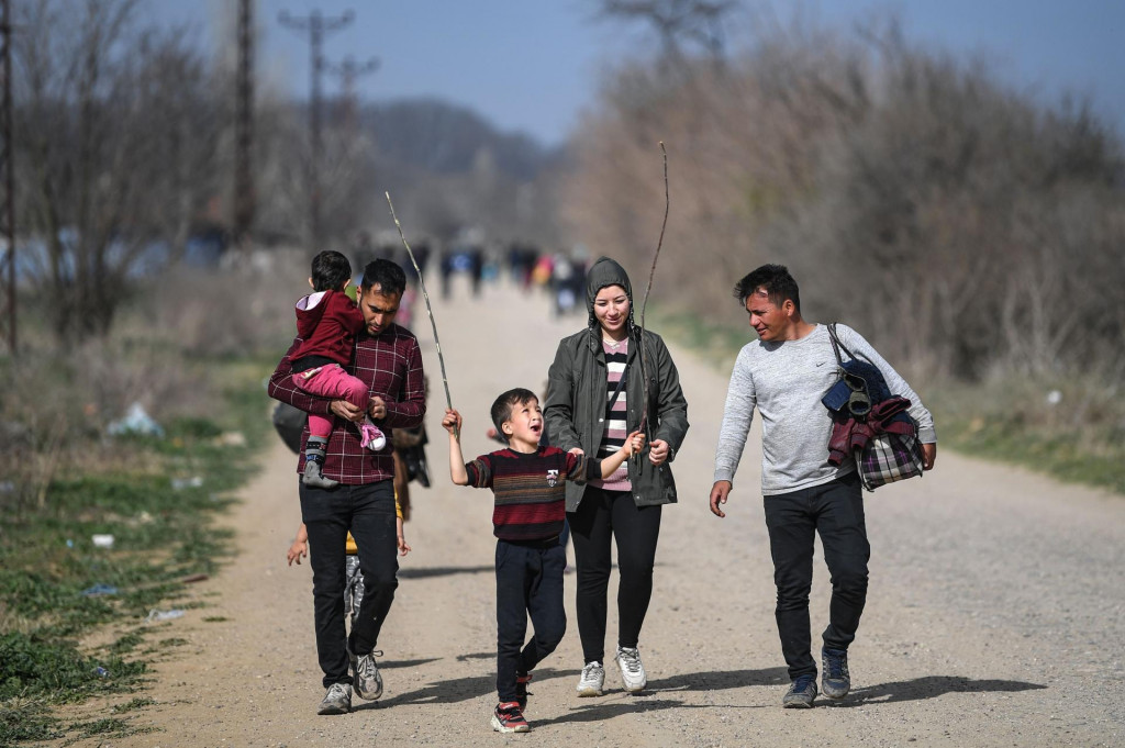 Migranti na putu do kampa na turskoj strani tursko-grčke granice