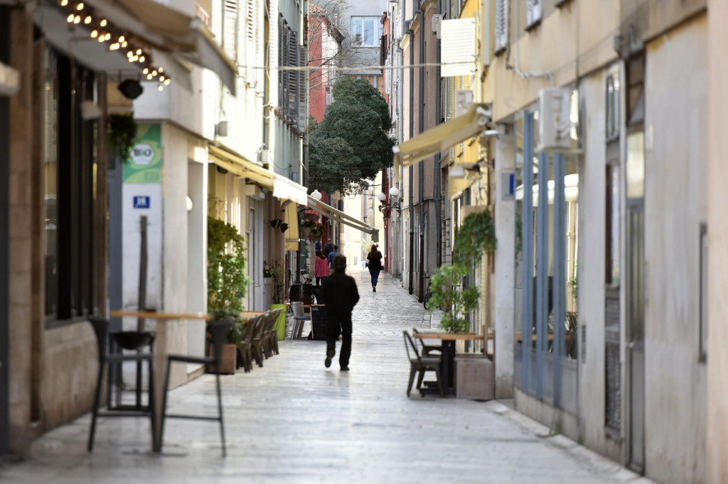 Zadar, 140320&lt;br /&gt;
Ulice Poluotoka su jutros bile neuobicajeno prazne za subotnje jutro uslijed situacije sa pandemijom Corona virusa.&lt;br /&gt;