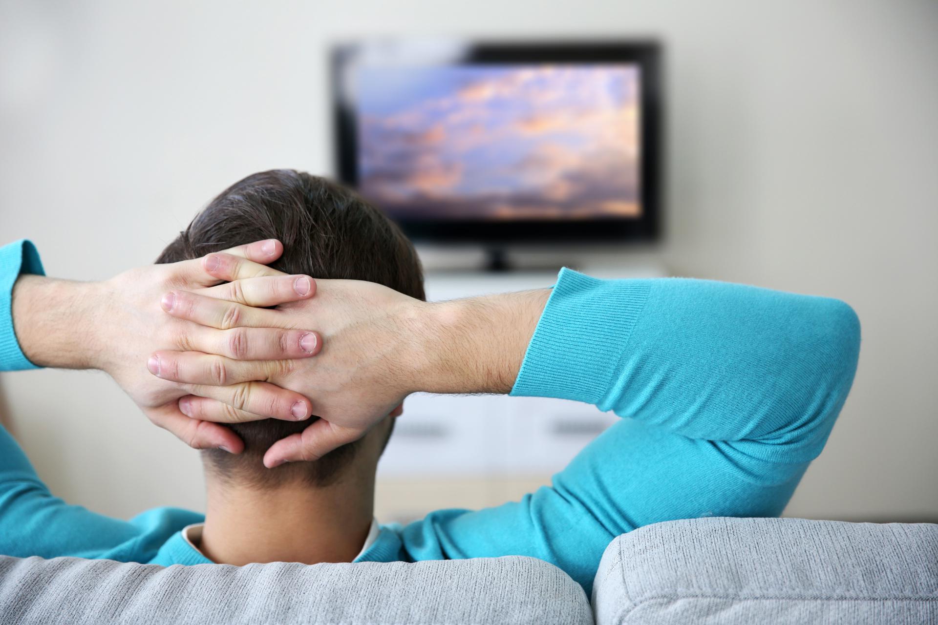 Back tv. Watching TV. Недостаток отдыха. Человек сидит перед телевизором. Человек смотрит телевизор.