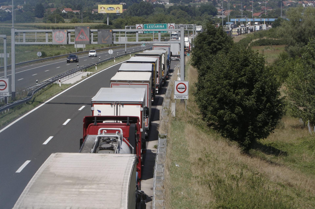 Bregana, 230719.&lt;br /&gt;
Guzva na granici za teretni prijevoz.&lt;br /&gt;
Na fotografiji: kamioni u koloni.&lt;br /&gt;