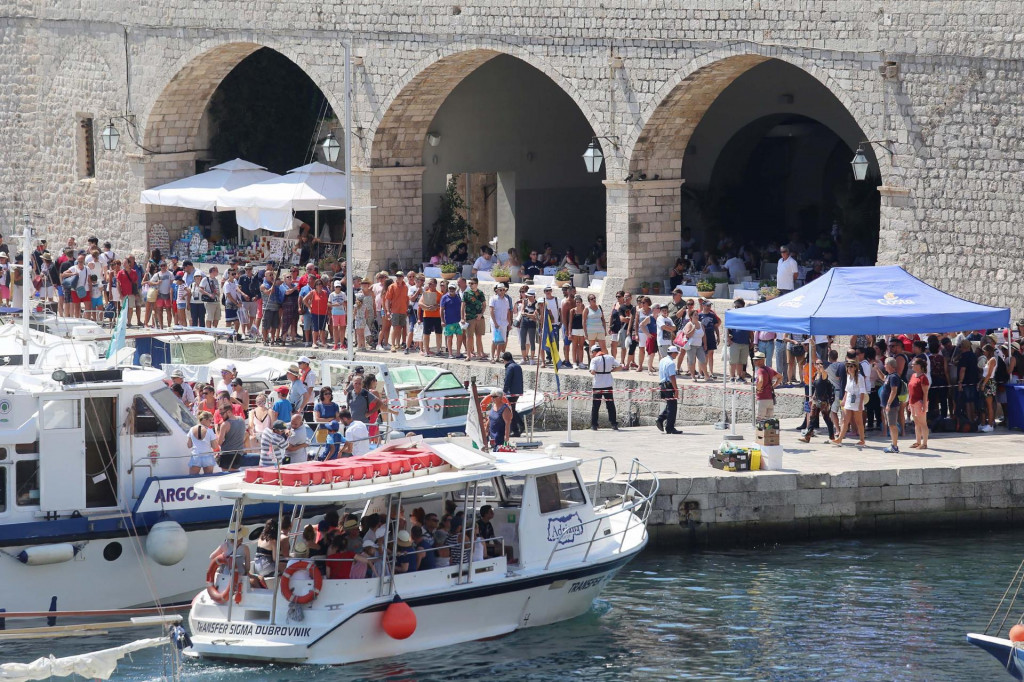Dubrovnik, 180817. Ukrcaj turista na kruzere usidrene ispred otoka Lokruma stvara velike guzve u staroj gradskoj luci, Portu.