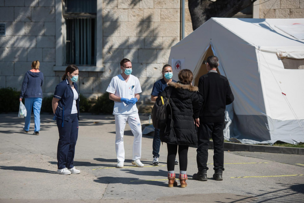 Zadarska OB od jučer funkcionira samo sa jednim glavnim ulazom ispred kojeg dežura medicinsko osoblje i provjerava svaku osobu koja ulazi u prostor bolnice