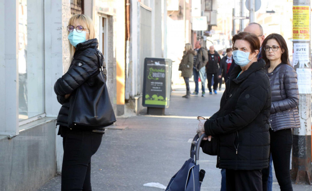 Građani s maskama u redu ispred ljekarne u Ozaljskoj ulici&lt;br /&gt;
 
