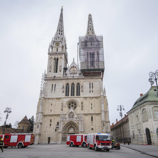 Jak potres pogodio je danas Zagreb i nanio veliku materijalu stetu, starado je toranj katedrale&lt;br /&gt;
&lt;br /&gt;