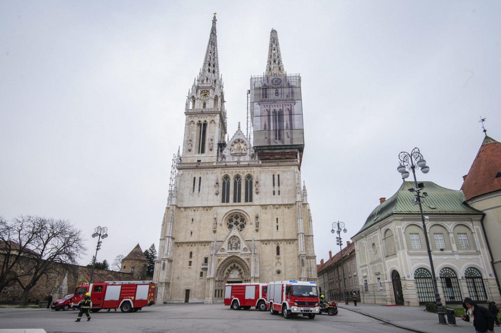 Jak potres pogodio je danas Zagreb i nanio veliku materijalu stetu, starado je toranj katedrale&lt;br /&gt;
&lt;br /&gt;