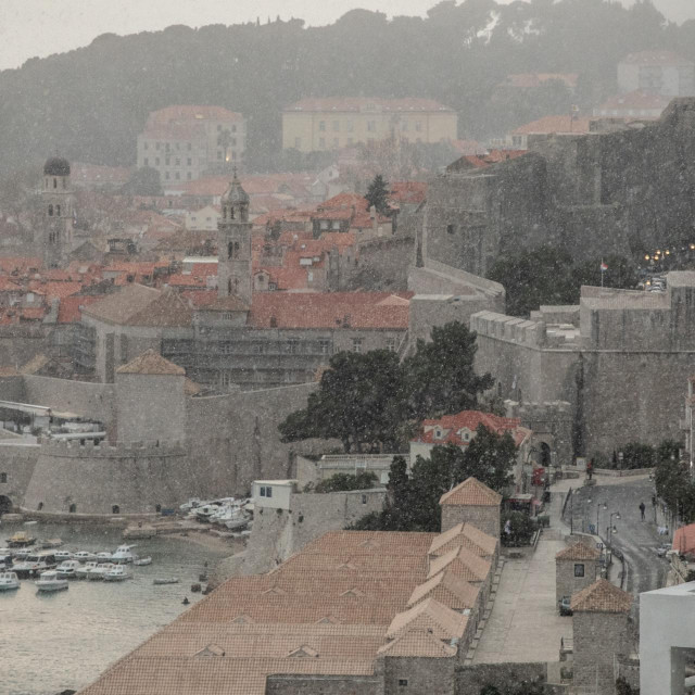 Dubrovnik, 220320 Uz naglu promjenu i niske temperature snijeg je zaleprsao zrakom u kasno popodnevnim satima. na fotografiji: