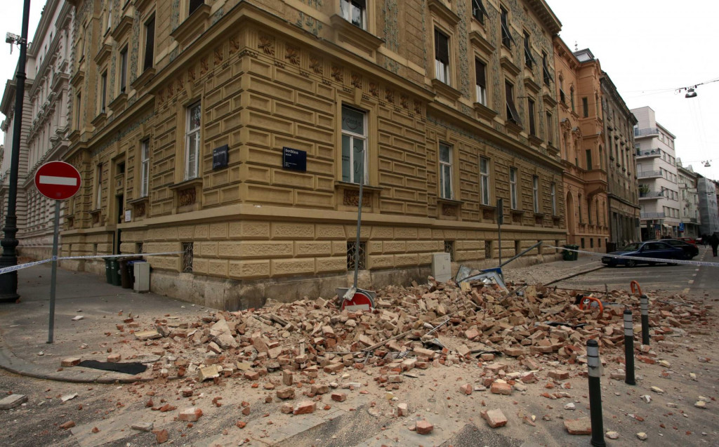 Zagreb, 220320.&lt;br /&gt;
Zrinjevac.&lt;br /&gt;
Veliki potres u Zagrebu.&lt;br /&gt;
Na fotografiji: steta na ulicama.&lt;br /&gt;