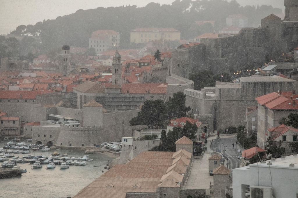 Dubrovnik, 220320 Uz naglu promjenu i niske temperature snijeg je zaleprsao zrakom u kasno popodnevnim satima. na fotografiji: