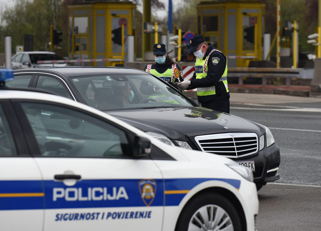 Karlovac, 240320.&lt;br /&gt;
Karlovacka policija na naplatnoj postaji u Karlovcu kontrolira ulaske i izlaske gradjana zbog odluke o ogranicavanju kretanja.&lt;br /&gt;
