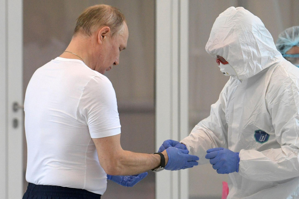 Russian President Vladimir Putin visits a hospital where patients infected with the COVID-19 novel coronavirus are being treated in the settlement of Kommunarka in Moscow on March 24, 2020. (Photo by Alexey DRUZHININ/SPUTNIK/AFP)