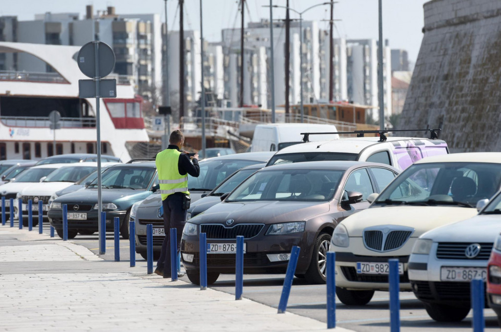 Na fotografiji: djelatnik komunalne tvrtke Obale i lucice d.o.o. ciji je osnivac i vlasnik Grad Zadar naplacuje parking na Poluotoku.