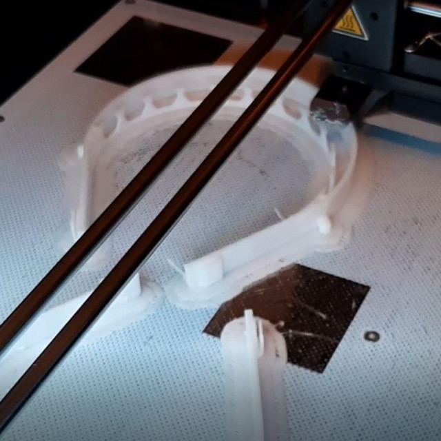 Na zamolbu liječnika Opće bolnice u Zadru, Strukovna škola Vice Vlahovića u Zadru uključila se u izradu nosača vizira na 3D printeru