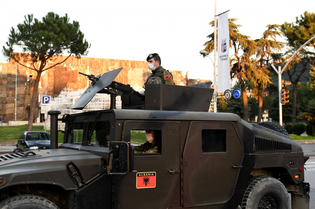 Albanci su zbog &amp;#39;korone&amp;#39; na ulice poslali vojnike naoružane do zuba. To je kraj demokracije i ljudskih sloboda. Pitanje je na koliko dugo