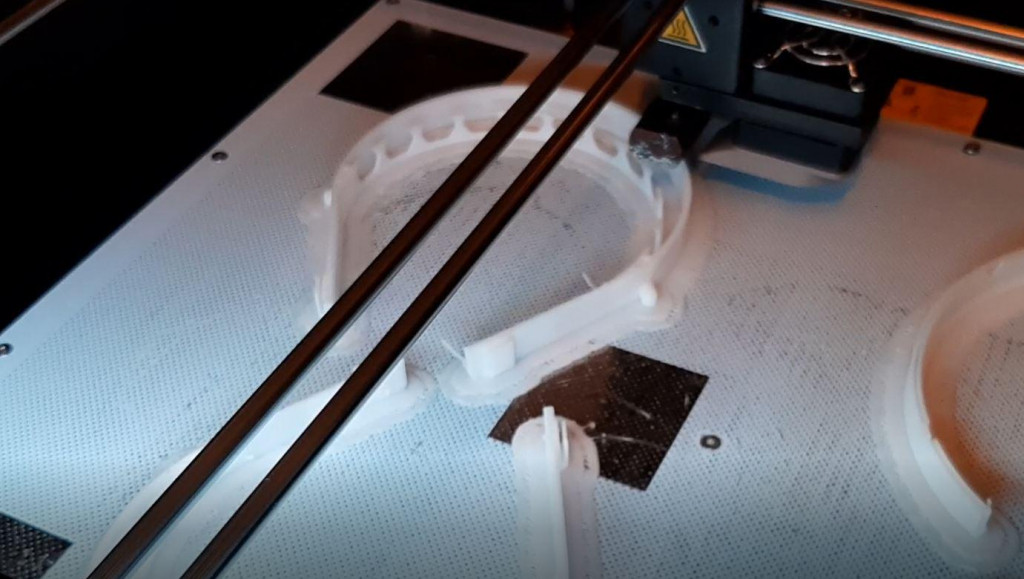 Na zamolbu liječnika Opće bolnice u Zadru, Strukovna škola Vice Vlahovića u Zadru uključila se u izradu nosača vizira na 3D printeru