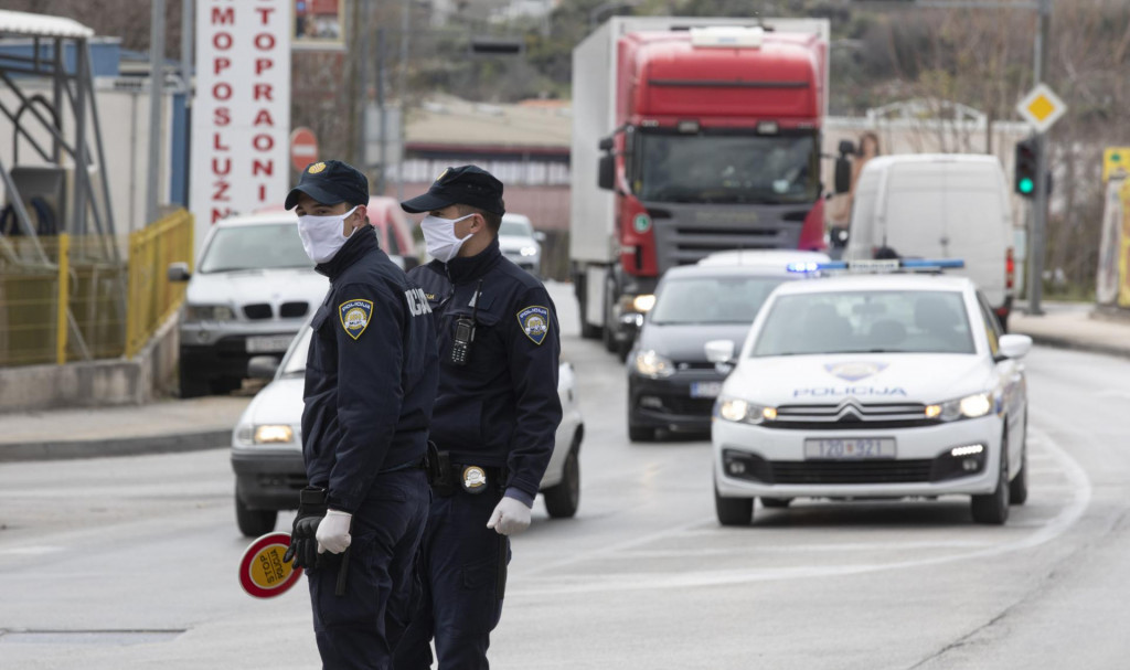 Policijska kontrola na križanju Splitske i Matoševe ulice u Dujmovači