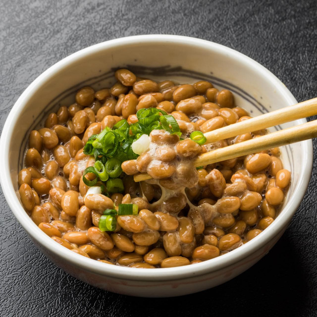 Natto je tradicionalno japansko jelo od fermentirane soje i bogat izvor vitamina K&lt;br /&gt;
 