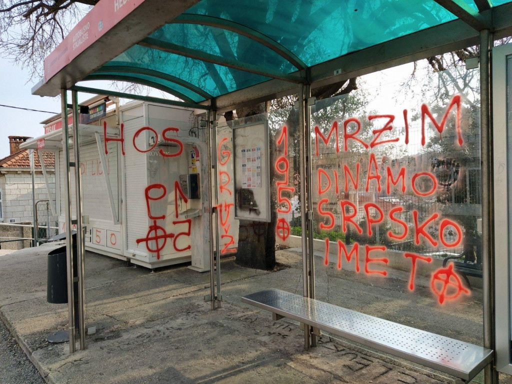 Libertasova autobusna stanica išarana uvredljivim porukama