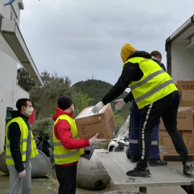 volonteri Caritasa iskrcavaju zaštitnu opremu iz Kine i UNICEF-a