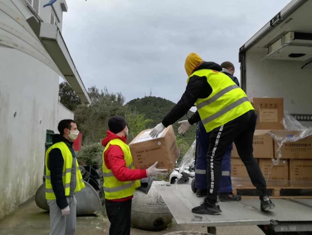 volonteri Caritasa iskrcavaju zaštitnu opremu iz Kine i UNICEF-a