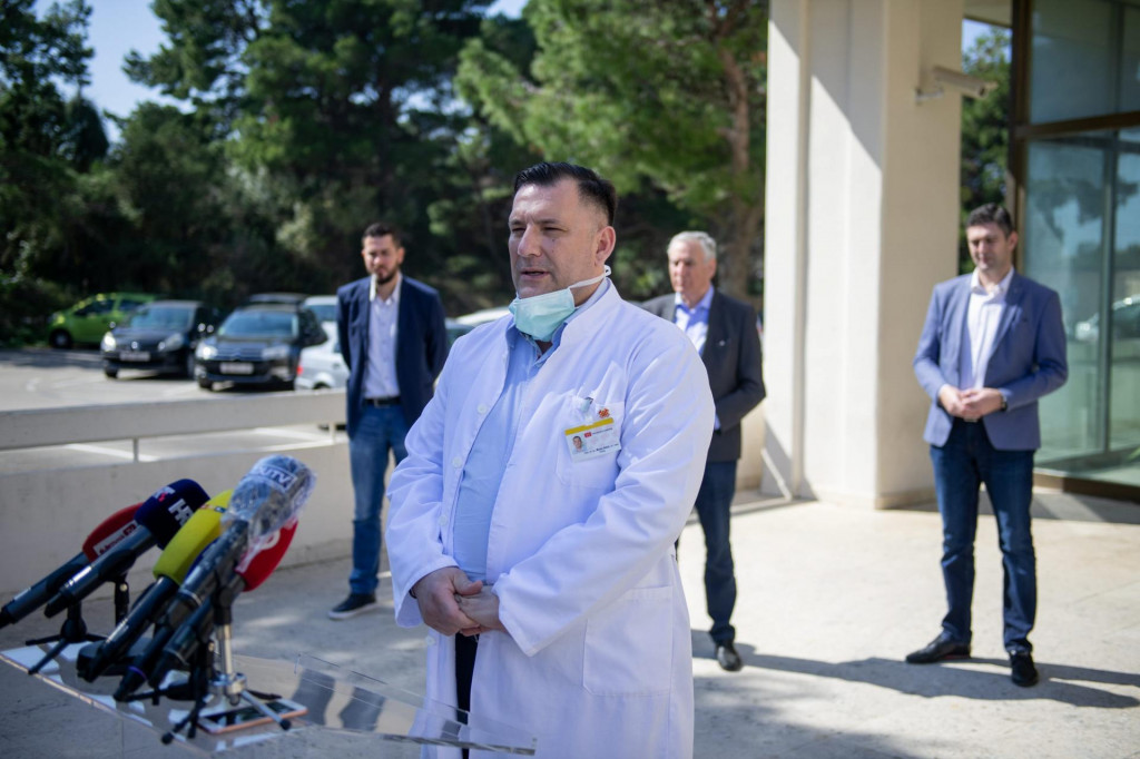 Konferencija za medije Zupanijskog kriznog stozera ispred opce bolnice Dubrovnik.&lt;br /&gt;
Priopceno je da je 12 novih zarazenih u Dubrovniku.&lt;br /&gt;
Na fotografiji: Dr. Marijo Bekic.&lt;br /&gt;