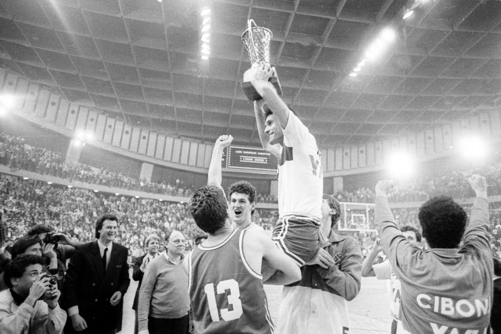 Nezaboravni trenutak - Andro Knego s pokalom prvaka Europe na rukama suigrača i navijača. Cibona je u finalu, u Pireju, dobila 3. travnja 1985. godine Real Madrid