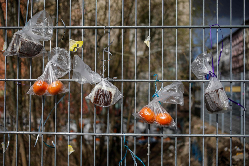 Vrećice s hranom za beskućnike na takozvanoj ogradi darova u Berlinu