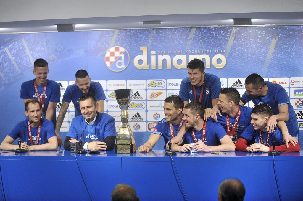 Dinamovi igrači i trener iz nekih sretnijih vremena