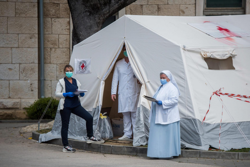 Šator za trijažu pacijenata ispred OB Zadar