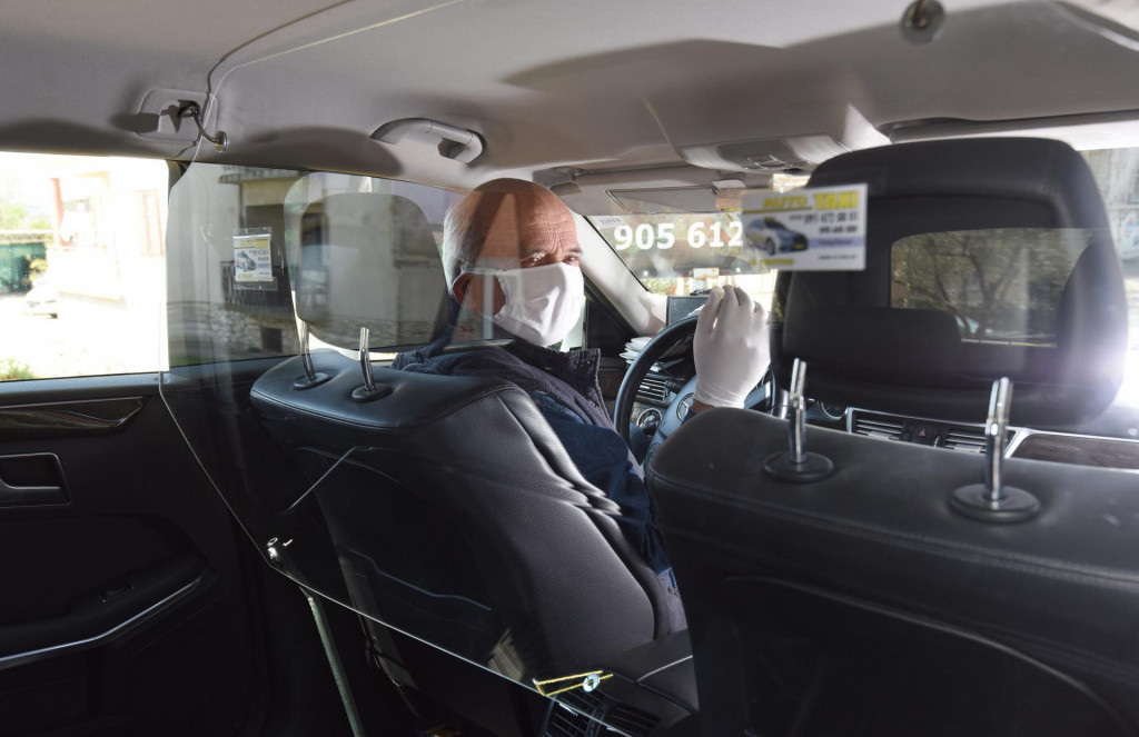 Zadarski taksist Predrag Šimunov ugradio je zaštitnu staklenu pregradu u automobil izmedju sebe i putnika na stražnjem sjedalu