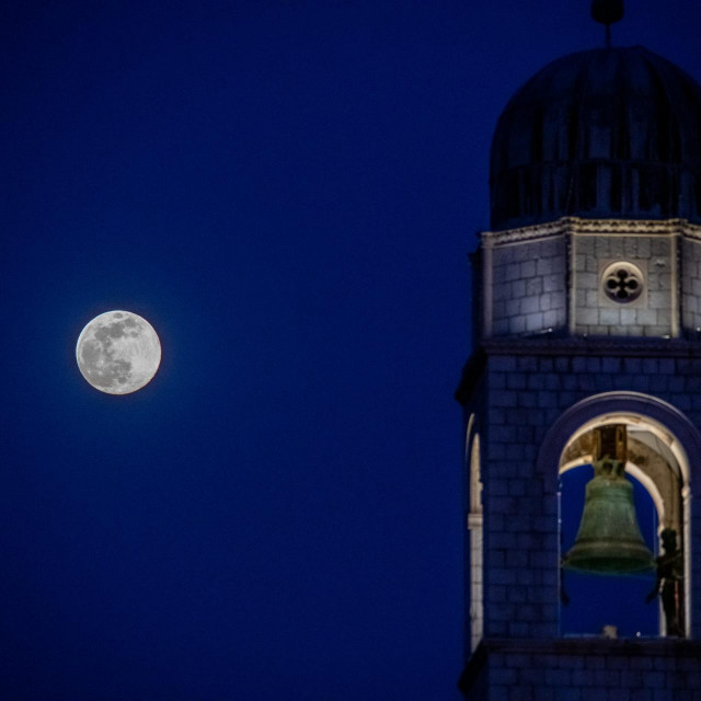 Dubrovnik, 070420.&lt;br /&gt;
Na nebu iznad Dubrovnika veceras je zasjao mjesec, najsjajniji i najveci u 2020. godini. Naziva se jos i supermjesec ili ruzicasti mjesec.&lt;br /&gt;