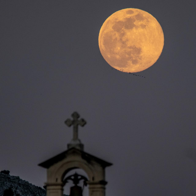 Dubrovnik, 07.04.2020. Veceras je izasao Mjesec najsjajniji i najveći u 2020. godini. Naziva se jos i supermjesec ili ruzicasti mjesec.