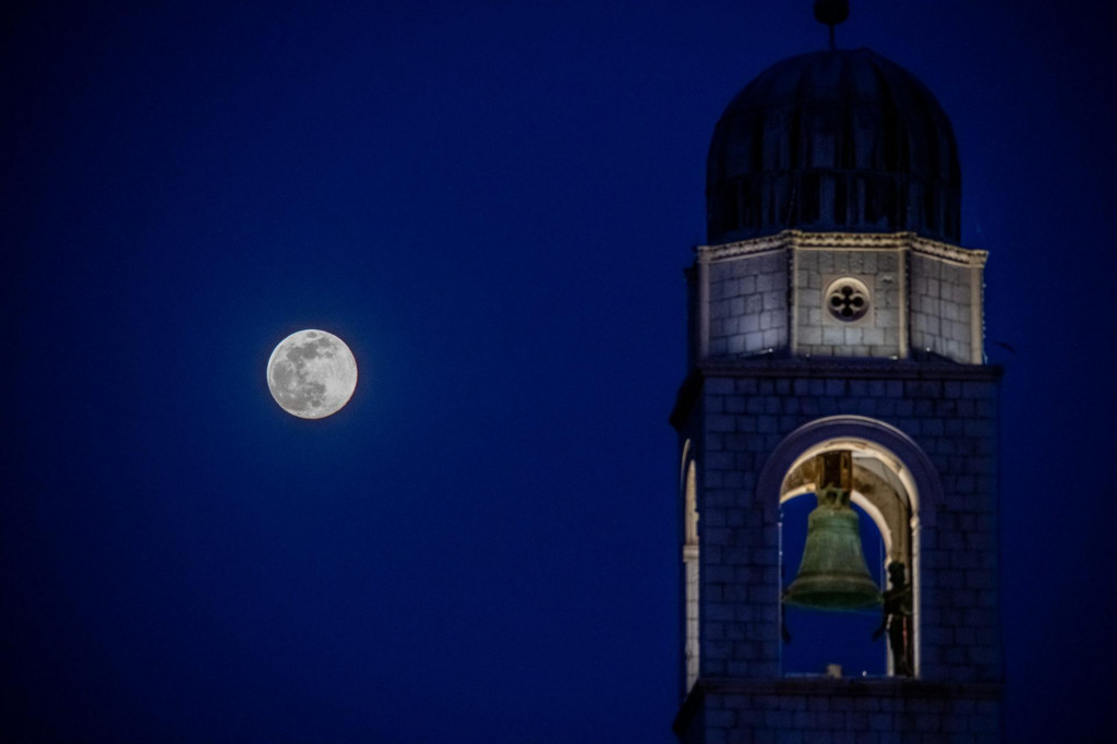 Dubrovnik, 070420.&lt;br /&gt;
Na nebu iznad Dubrovnika veceras je zasjao mjesec, najsjajniji i najveci u 2020. godini. Naziva se jos i supermjesec ili ruzicasti mjesec.&lt;br /&gt;