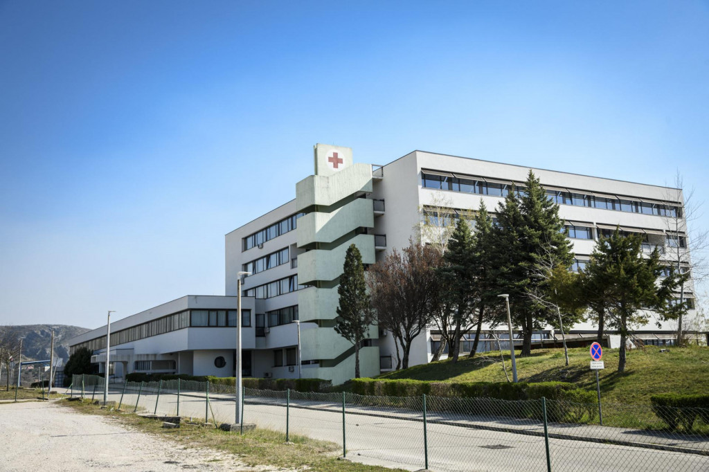 Bolnica Hrvatski Ponos u Kninu zatvorena je za prijam novih pacijenata zbog pojave Covid 19 koronavirusa.