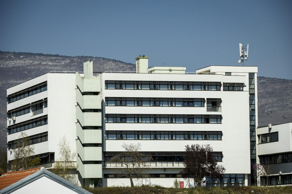 Bolnica Hrvatski Ponos u Kninu zatvorena je za prijam novih pacijenata zbog pojave Covid 19 koronavirusa&lt;br /&gt;
 
