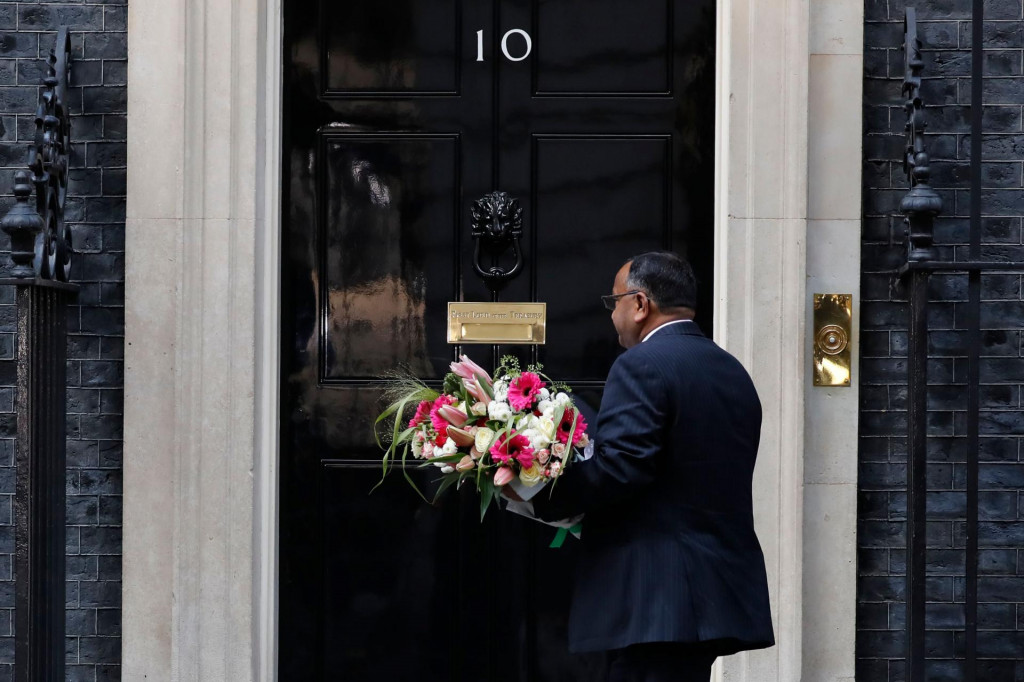 Na broj 10 u Downing Streetu stiže cvijeće za premijera