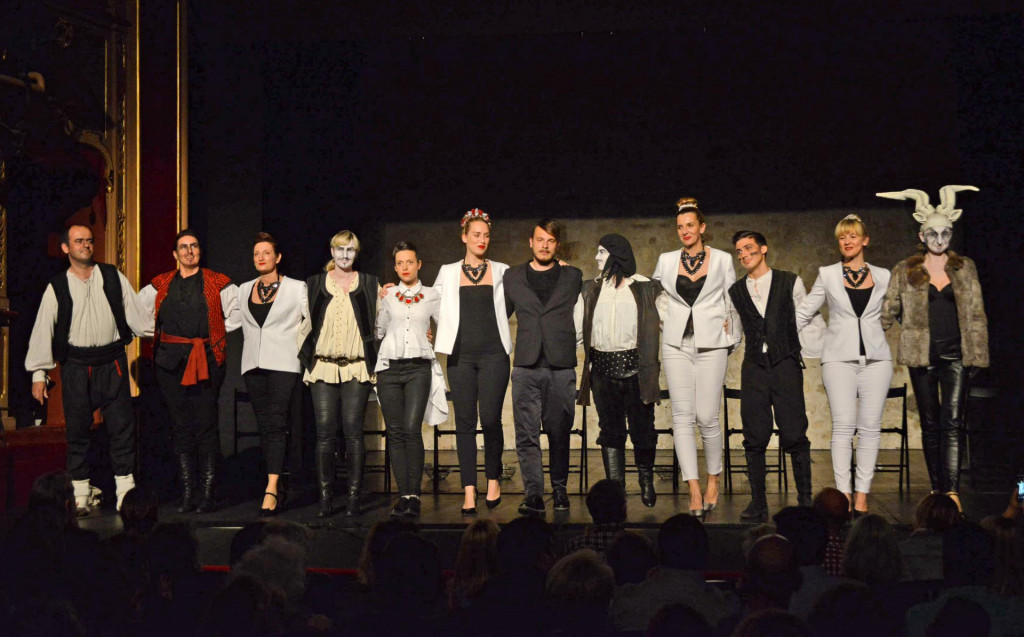 Kazališna družina Kolarin predstavu ”Novela od Stanca” u režiji Paola Tišljarića premijerno je izvela u Kazalištu Marina Držića 2017.