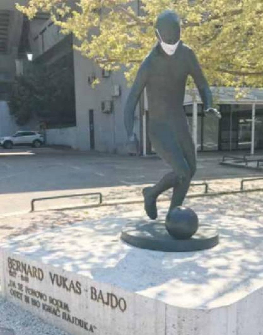 Legendarni spomenik Bernardu Vukasu zaštićen je maskicom