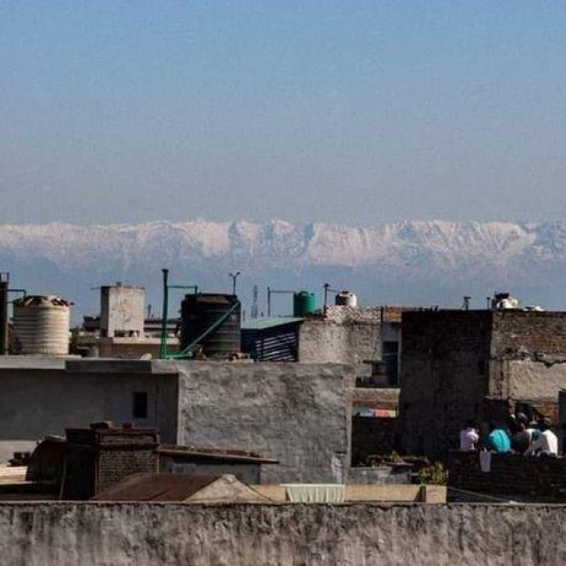 S prozora stanovnika vidi se Himalaja