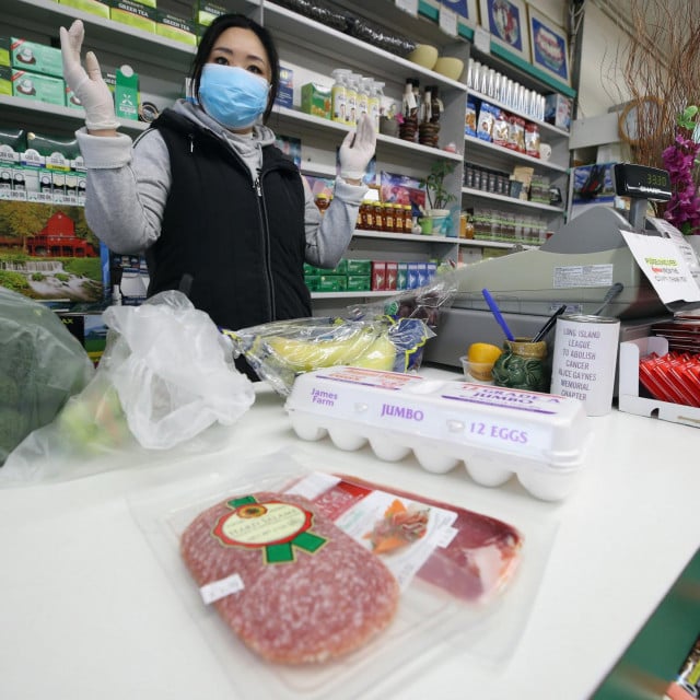 OLD BETHPAGE, NY - APRIL 10: A worker at Han&amp;#39;s Natural Farms handles a customer&amp;#39;s groceries on April 10, 2020 in Old Bethpage, New York. According to Johns Hopkins University, New York state has more confirmed coronavirus cases than any other country outside of the United States. Bruce Bennett/Getty Images/AFP&lt;br /&gt;
== FOR NEWSPAPERS, INTERNET, TELCOS &amp; TELEVISION USE ONLY ==