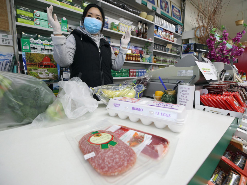 OLD BETHPAGE, NY - APRIL 10: A worker at Han&amp;#39;s Natural Farms handles a customer&amp;#39;s groceries on April 10, 2020 in Old Bethpage, New York. According to Johns Hopkins University, New York state has more confirmed coronavirus cases than any other country outside of the United States. Bruce Bennett/Getty Images/AFP&lt;br /&gt;
== FOR NEWSPAPERS, INTERNET, TELCOS &amp; TELEVISION USE ONLY ==