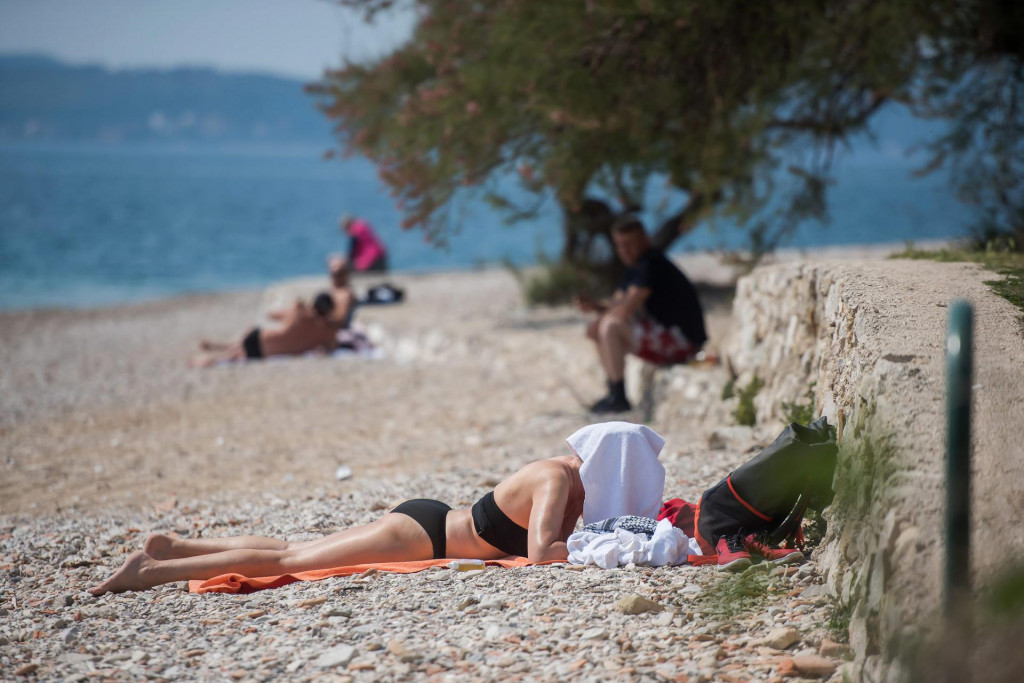 Zadar, 110420.&lt;br /&gt;
Zadrani u sve vecem broju uzivaju na gradskim plazama, a oni hrabriji poceli su i s prvim kupanjem iako je temperatura mora trenutno tek oko 14 stupnjeva.&lt;br /&gt;
Na fotografiji: gradske plaze Punta Bajlo i Kolovare.&lt;br /&gt;