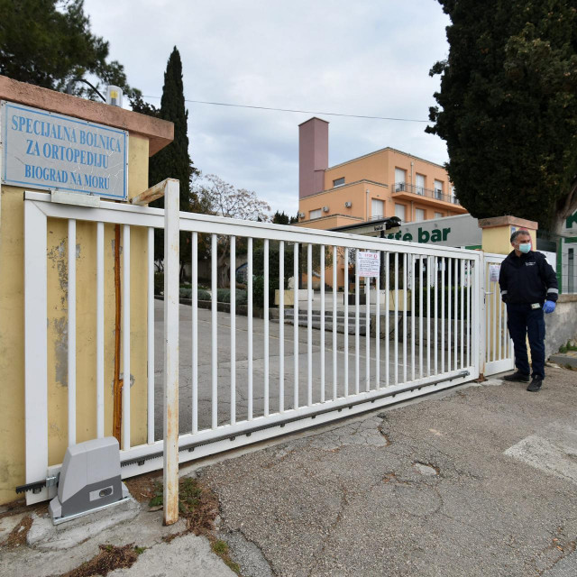 Biograd, Zadar, 260320&lt;br /&gt;
Trenutna odluka Zupanijskog stozera civilne zastite je da grad Biograd zasad nece pod karantenu no Specijalna bolnica za ortopediju je zatvorena na 14 dana.&lt;br /&gt;
Na fotografiji: Specijalna bolnica za ortopediju u Biogradu na moru.&lt;br /&gt;