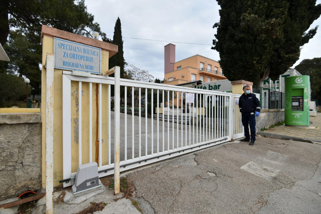 Biograd, Zadar, 260320&lt;br /&gt;
Trenutna odluka Zupanijskog stozera civilne zastite je da grad Biograd zasad nece pod karantenu no Specijalna bolnica za ortopediju je zatvorena na 14 dana.&lt;br /&gt;
Na fotografiji: Specijalna bolnica za ortopediju u Biogradu na moru.&lt;br /&gt;