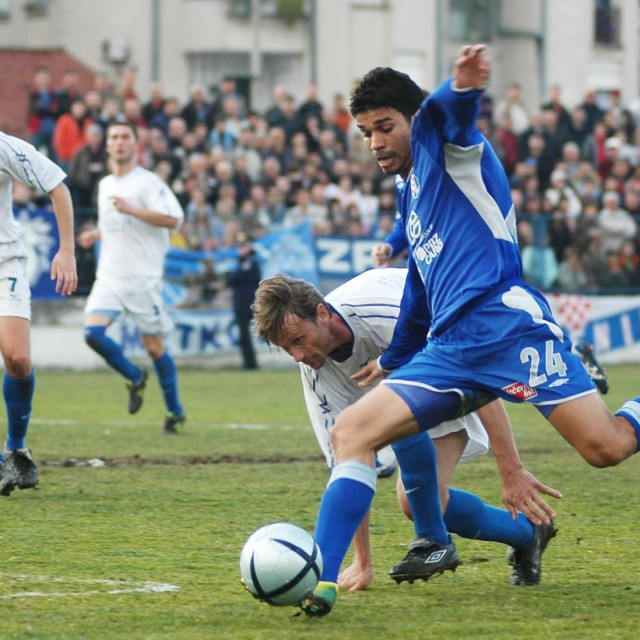 Metković, 18. siječnja 2007. godine: Eduardo da Silva (Dinamo) protiv Neretve foto: Tonči Vlašić