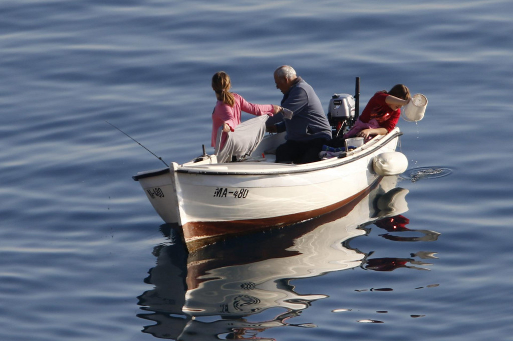 U jeku krize s koronom u rekreacijski ribolov mogu samo dvije osobe u brodici, a ne tri kao na ovoj fotografiji