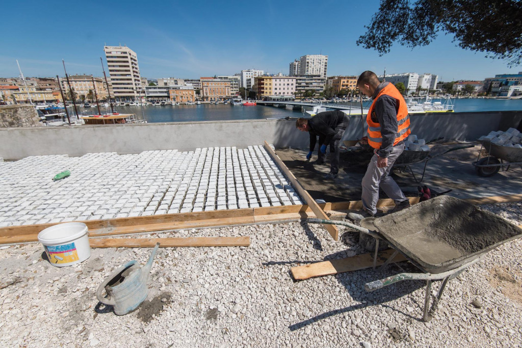 U tijeku su radovi na uređenju gradskih bedema i Muraja, a kada budu gotovi Zadar će na mjestu nekadasnje prometnice dobiti šetnicu i uređenu pješačku zonu dugu 750 metara